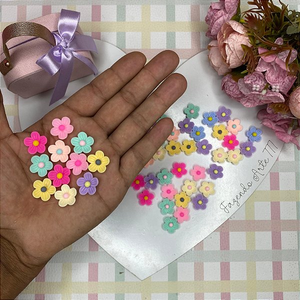 Aplique Florzinha de resina 15mm - 10 unidades