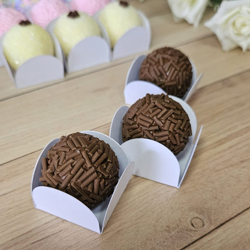 Forminhas 4 Pétalas Doces Brigadeiro - Branco - 50 unidades