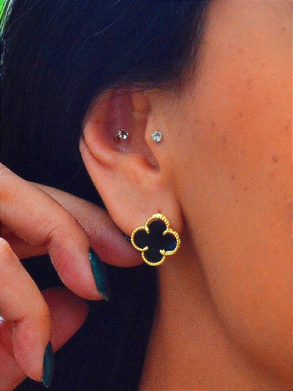 Brinco Trevo preto - banhado a ouro 18k