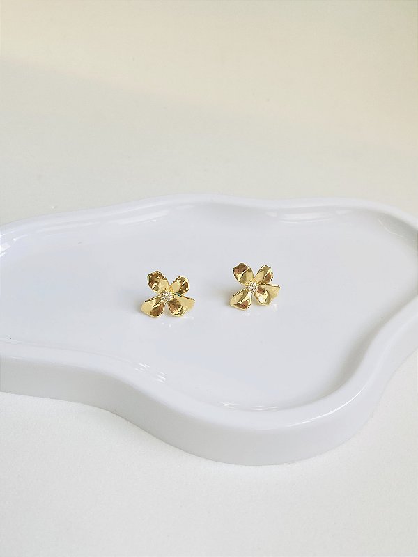 Brinco Flor Orquídea Miolo Cravejado de Zircônias Banho de Ouro 18k
