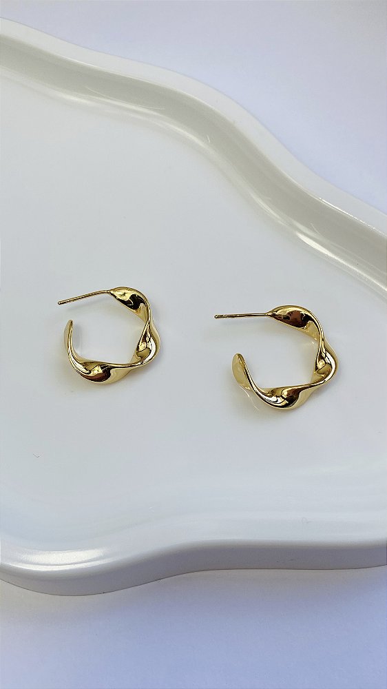 Brinco Argola Torcida Leve Banho de Ouro 18k