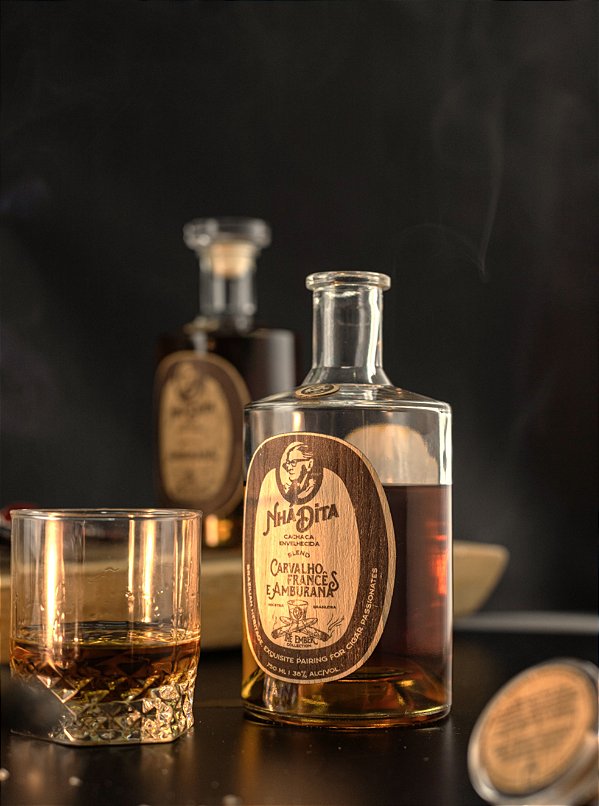 Cachaça Nhá Dita Envelhecida Extra Premium Blend (Carvalho Francês & Amburana) - Garrafa Especial