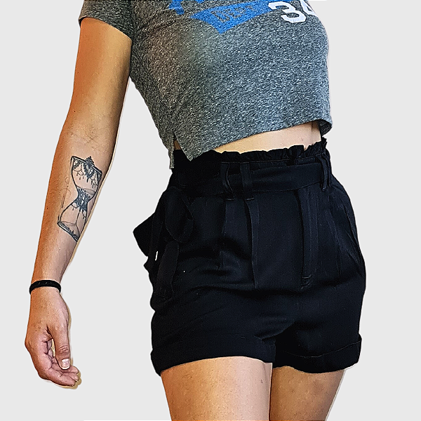 Short FOREVER 21, SemiNovo. Preto Liso clochard, inspirado nos anos 80, tem caimento único e valoriza a silhueta feminina.
