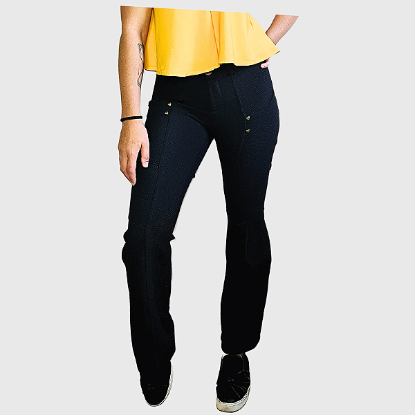 Calça Flare SPEZZATO, SemiNova. Preta com aplicação Bronze Coração da um charme especial.