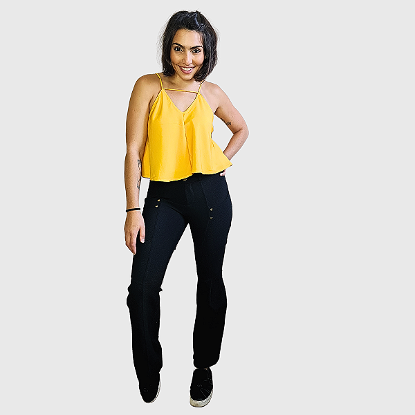Calça Flare SPEZZATO, SemiNova. Preta com aplicação Bronze Coração da um charme especial.