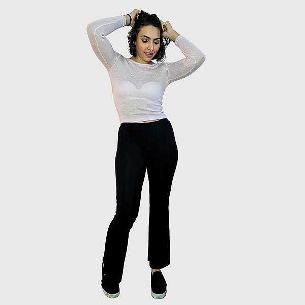 Calça Flare SPEZZATO, SemiNova. Preta confeccionada em Viscolycra, proporciona conforto e flexibilidade.