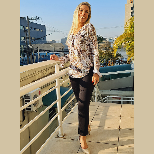 Conjunto MAGNÓLIA, SemiNovo.  Blusa Off-White Floral delicada contrasta de forma elegante com a calça preta.