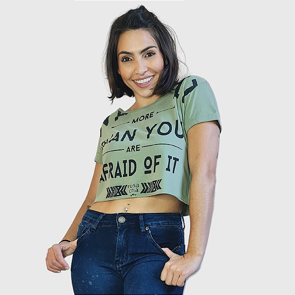 Cropped ROSA CHÁ, SemiNovo. Decote canoa confere um toque sofisticado, perfeito para realçar a feminilidade.
