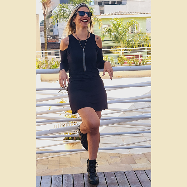 Vestido Reto FOREVER 21, SemiNovo. Preto Manga Longa Ombro de fora, é versátil e pode ser usado em diversas ocasiões.