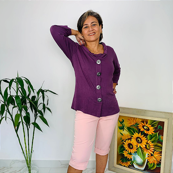 Blusa GRAÇA de Viscolycra, Nova. Design encantador é evidenciado pela gola ampla e quatro botões grandes.