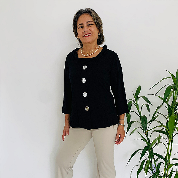 Blusa GRAÇA de Viscolycra, Nova. Design encantador é evidenciado pela gola ampla e quatro botões grandes.
