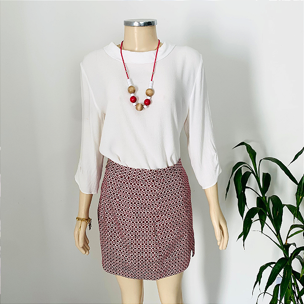 Blusa ZARA, SemiNova. Off-White escolha elegante e moderna para quem busca praticidade e estilo.