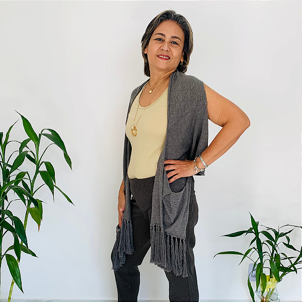 Colete VINTAGE Tricot, SemiNovo. Cinza a cor confere ao colete um visual elegante e atemporal.
