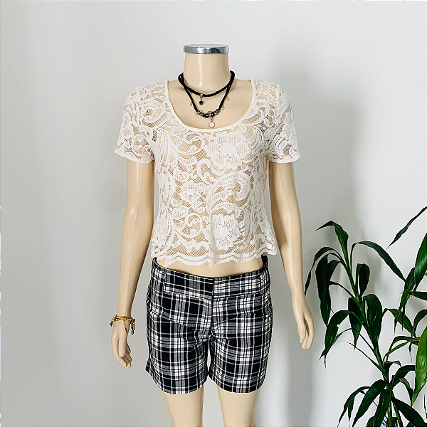 Blusa CLOCK HOUSE, SemiNova. Renda Off-White acrescenta um toque de feminilidade e charme ao look.