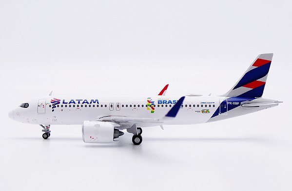 JC Wings 1:400 LATAM Brasil Airbus A320neo Brasil Voando Alto PR-XBF (pré-venda)