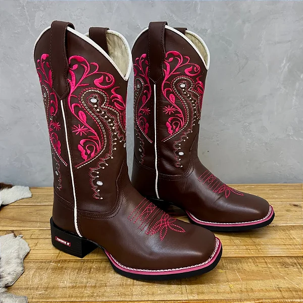 Bota Texana Florência Couro Marrom Liso Bordado Rosa Cano Tradicional Medio