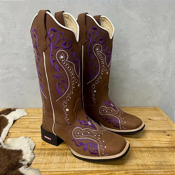 Bota Texana Florência - Couro Marrom Nescau | Bordado Roxo e Branco Produto sob encomenda.
