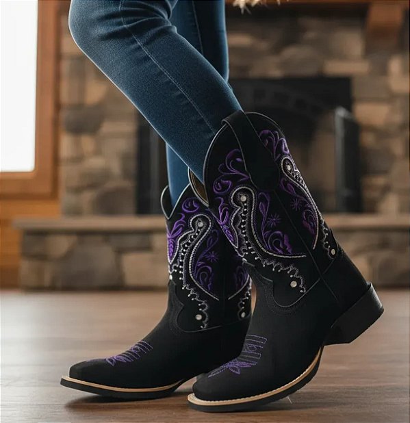 Bota Texana Cano Tradicional Couro Nobuck Preto Com Bordado Roxo