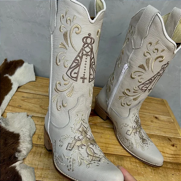 Texana Bico Fino - Couro Offwite | Bordado Nossa Senhora Aparecida Produto sob encomenda.