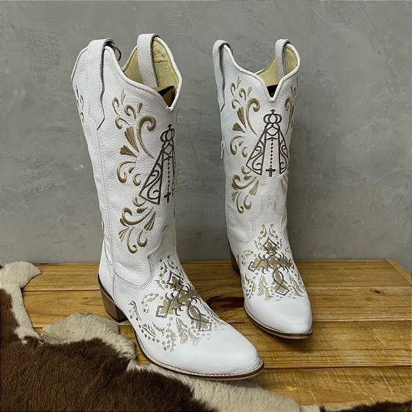Texana Bico Fino - Couro Branco | Bordado Bege Nossa Senhora Aparecia Cruz/ Produto sob encomenda.