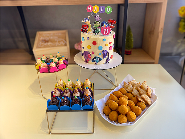 Kit Festa com bolo, doces e salgadinhos fritos