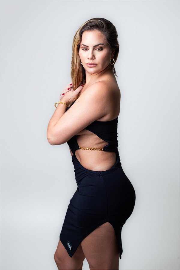 Vestido com correntes.