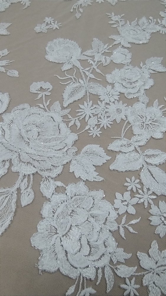 Tule bordado com pedraria floral branco