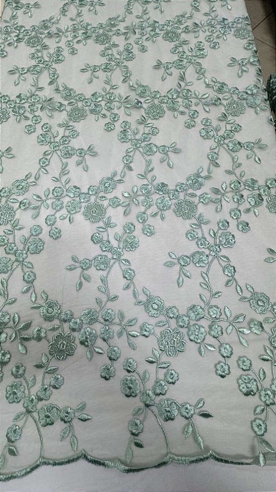 Tule bordado floral,cor verde  largura 130 cm composição 100% Poliéster