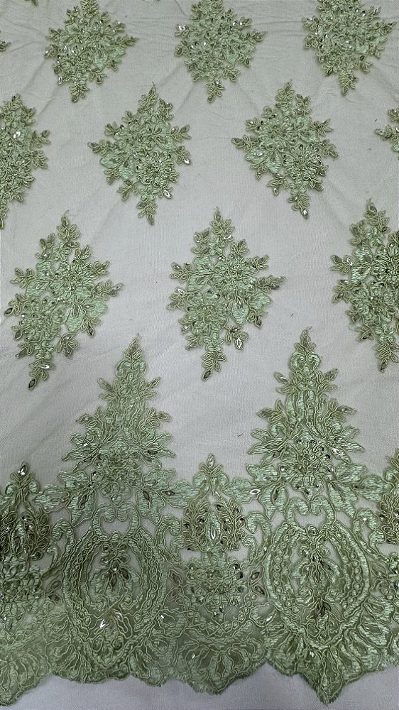 Tule bordado com pedrarias,cor verde  largura 130 cm composição 100% Poliéster