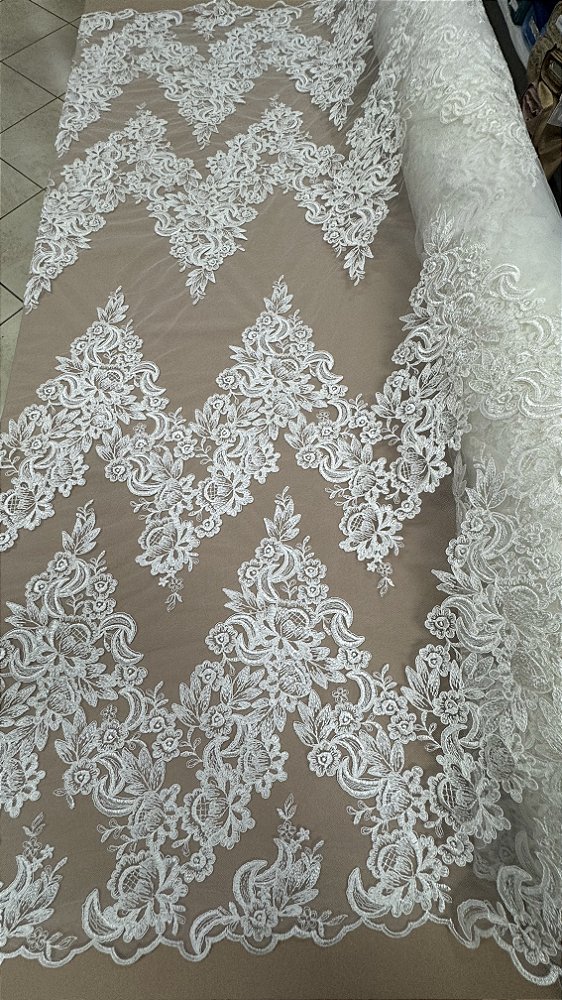 Tule bordado sem pedrarias,off white largura 140 cm 100% Poliamida.