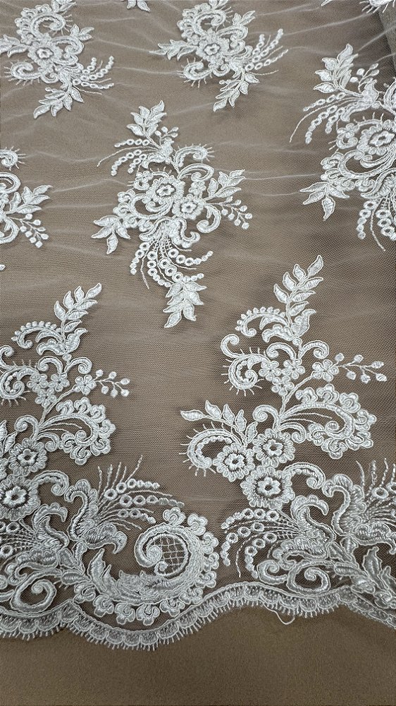 Tule bordado sem pedrarias,off white largura 140 cm 100% Poliamida.