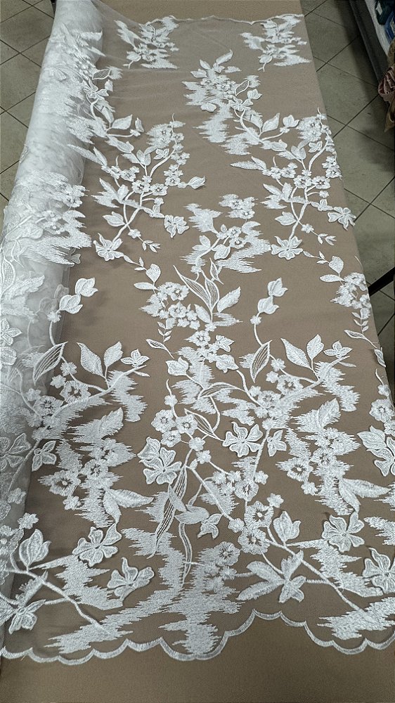 Tule bordado sem pedrarias 3d,off white largura 140 cm 100% Poliamida.