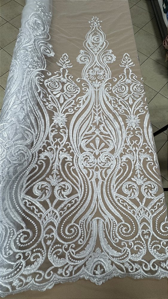 Tule  bordado,cor branco,largura 140 cm 100% Poliéster.