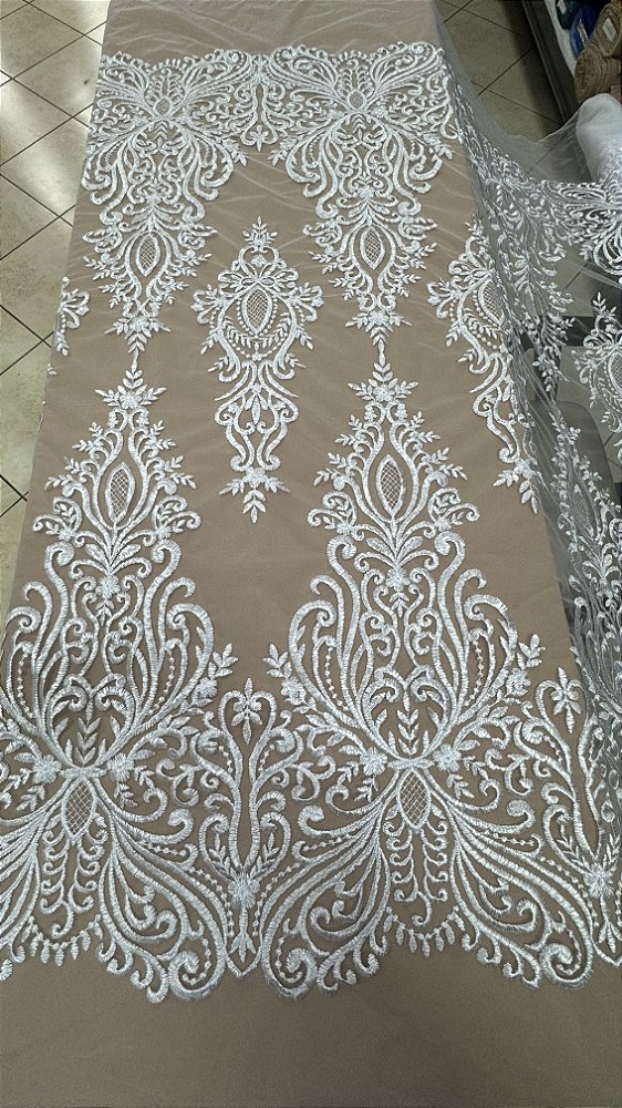 Tule bordado sem pedrarias,branco largura 140 cm 100% Poliéster.
