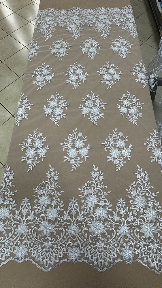 Tule bordado sem pedrarias,branco largura 140 cm 100% Poliéster.