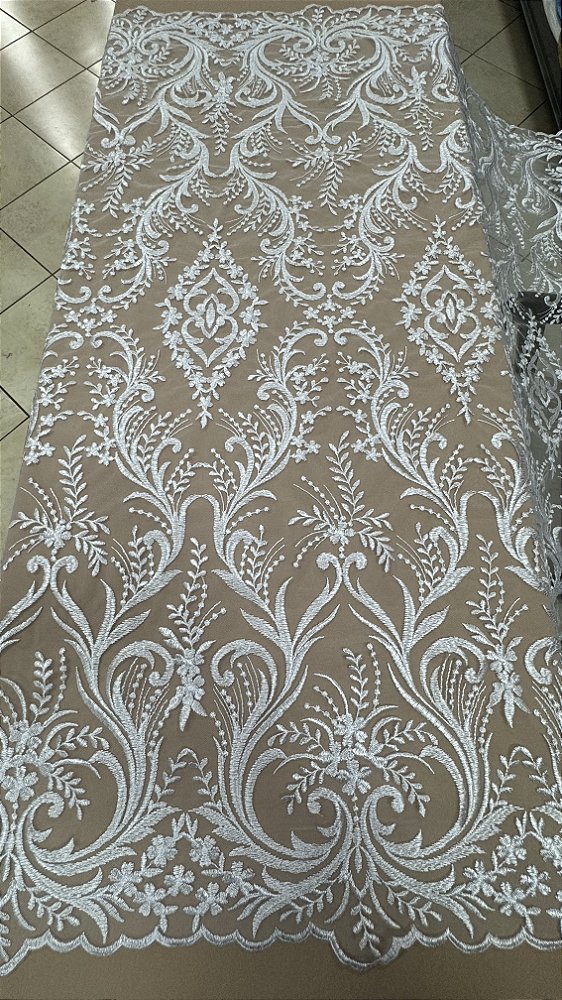 Tule bordado sem pedrarias,branco largura 140 cm 100% Poliéster.