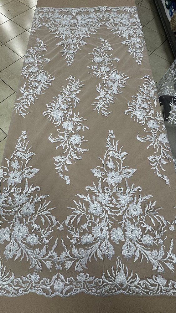 Tule bordado sem pedrarias,branco largura 140 cm 100% Poliéster.