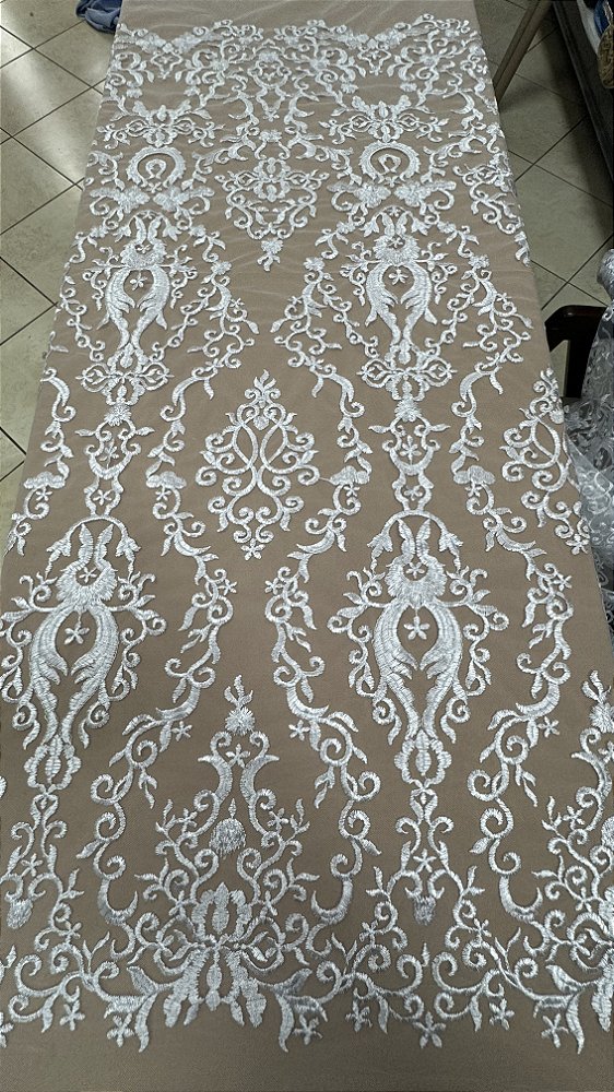 Tule bordado sem pedrarias,branco largura 140 cm 100% Poliéster.
