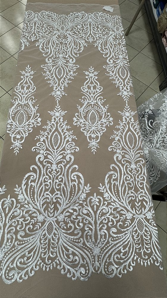 Tule bordado sem pedrarias,branco largura 140 cm 100% Poliéster.