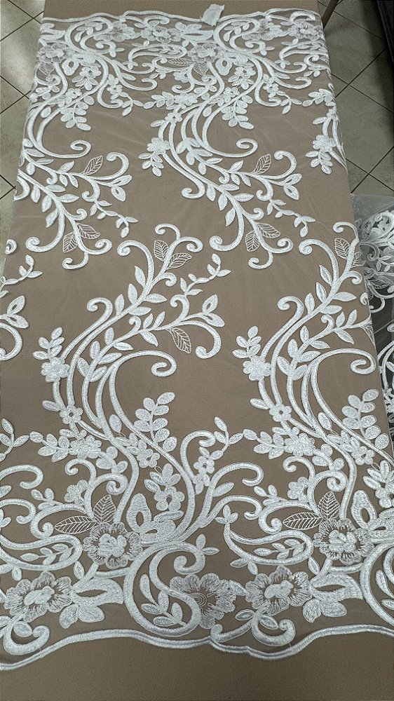 Tule bordado sem pedrarias,off white 130 cm 100% Poliamida.