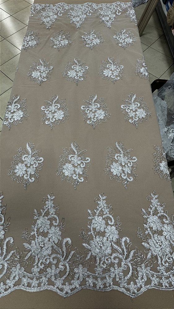 Tule bordado Branco com fio metálico prata sem  pedrarias, 130 cm 100% Poliéster.
