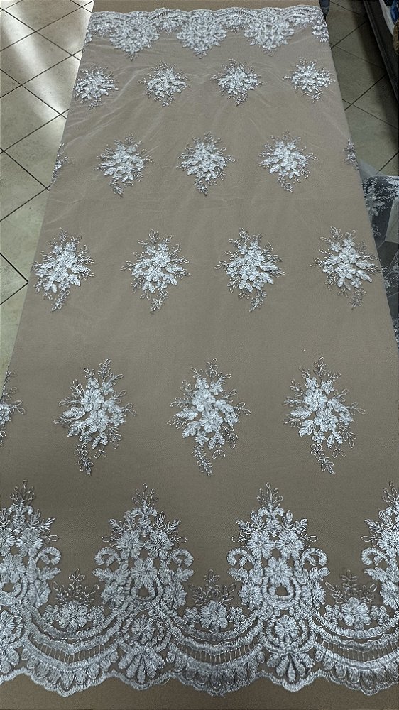 Tule bordado Branco com fio metálico prata sem  pedrarias, 130 cm 100% Poliéster.