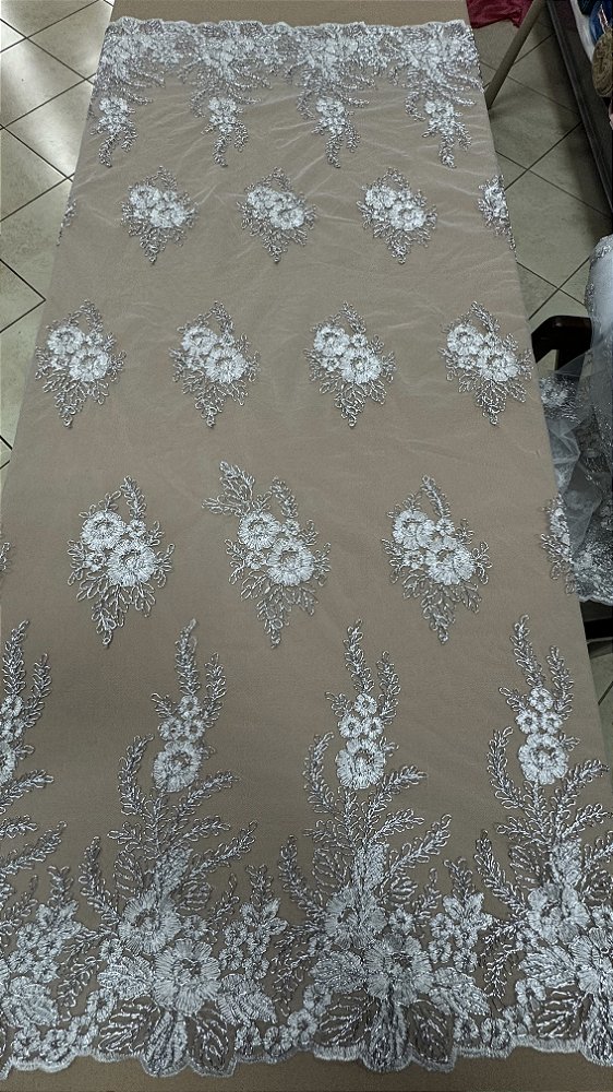 Tule bordado Branco com fio metálico prata sem  pedrarias, 130 cm 100% Poliéster.