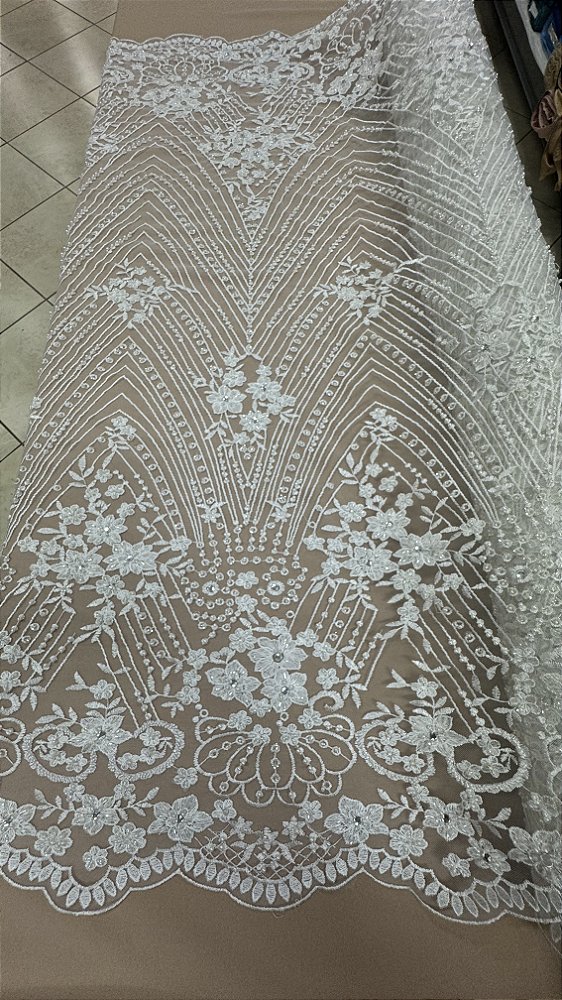 Tule Bordado com Pedrarias,off white largura 130 cm composição 100% Poliamida.
