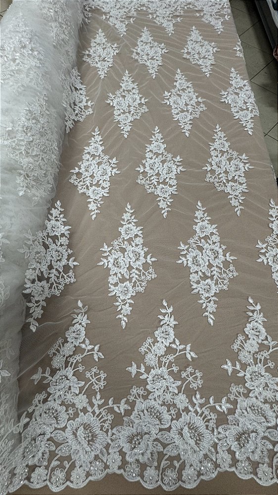 Tule Bordado com Pedrarias,off white largura 130 cm composição 100% Poliamida.