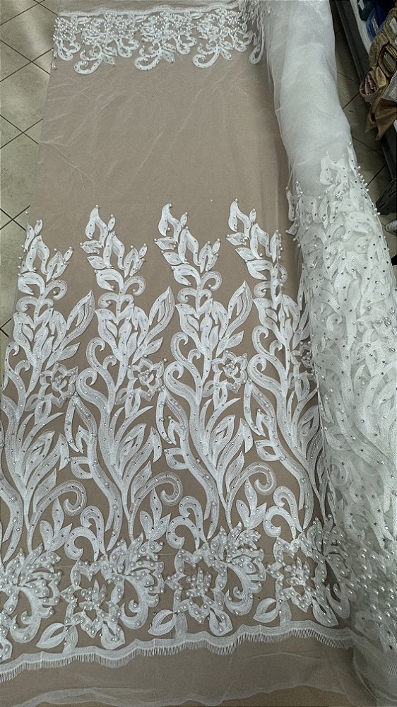 Tule bordado barrado com pérolas,branco e prata,composição 100% Poliamida largura 130 cm.