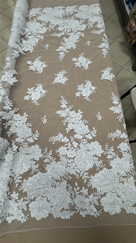 Tule bordado com pedrarias,100% Poliamida largura 130 cm.