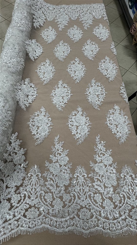 Tule bordado off white com pedrarias,Largura 130 cm 100% Poliéster.