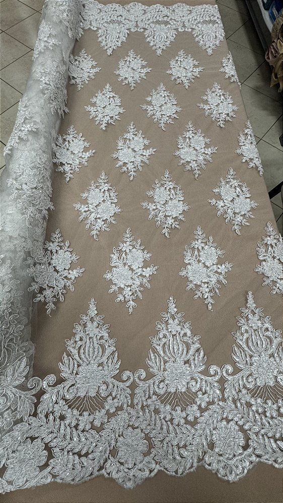 Tule bordado off white com pedrarias,Largura 130 cm 100% Poliéster.