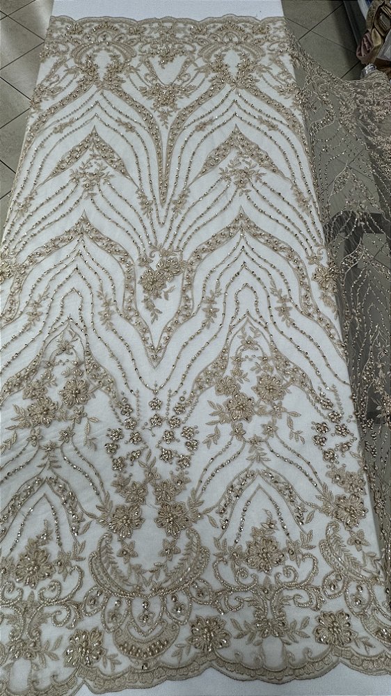 Tule bordado com pedrarias dourado,largura 130 cm composição 100% Poliéster.